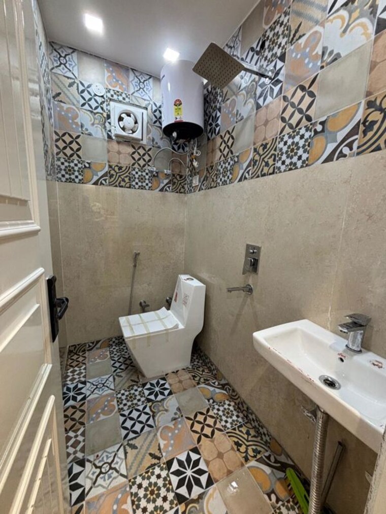 Washroom, dwarka mor 2 Bedroom 65 Sq.Yd. Builder Floor In Dwarka Mor Delhi 10553574