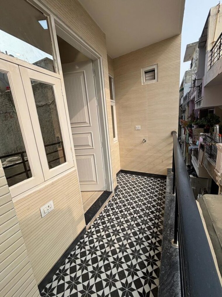 Balcony, dwarka mor 2 Bedroom 65 Sq.Yd. Builder Floor In Dwarka Mor Delhi 10553574