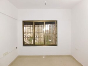 Room in 3 BHK Apartment at Valencia Apartment, Andheri West – for Rent