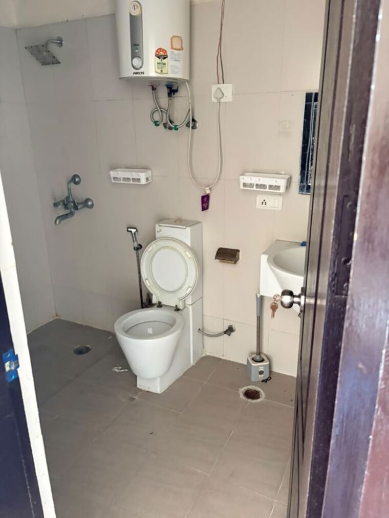 Bathroom, aditya-celebrity-homes 3 Bedroom 1445 Sq.Ft. Apartment In Sector 76 Noida 10553596