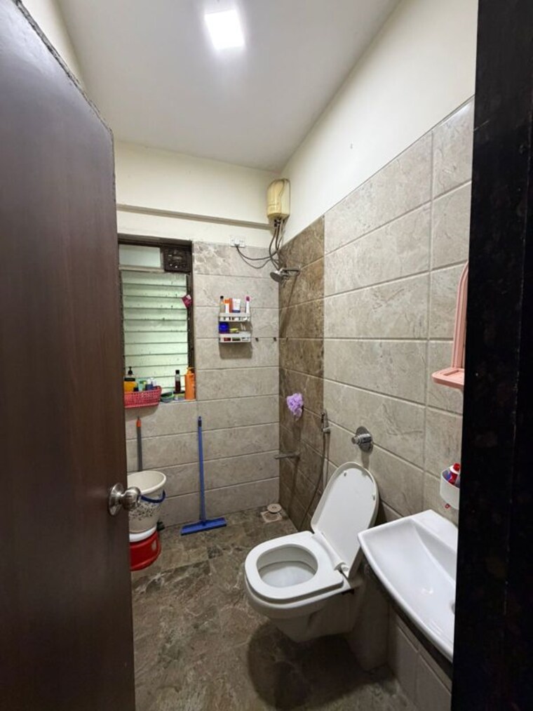 Bathroom, dlh-swapnadeep 3 Bedroom 950 Sq.Ft. Apartment In Andheri West Mumbai 10537116