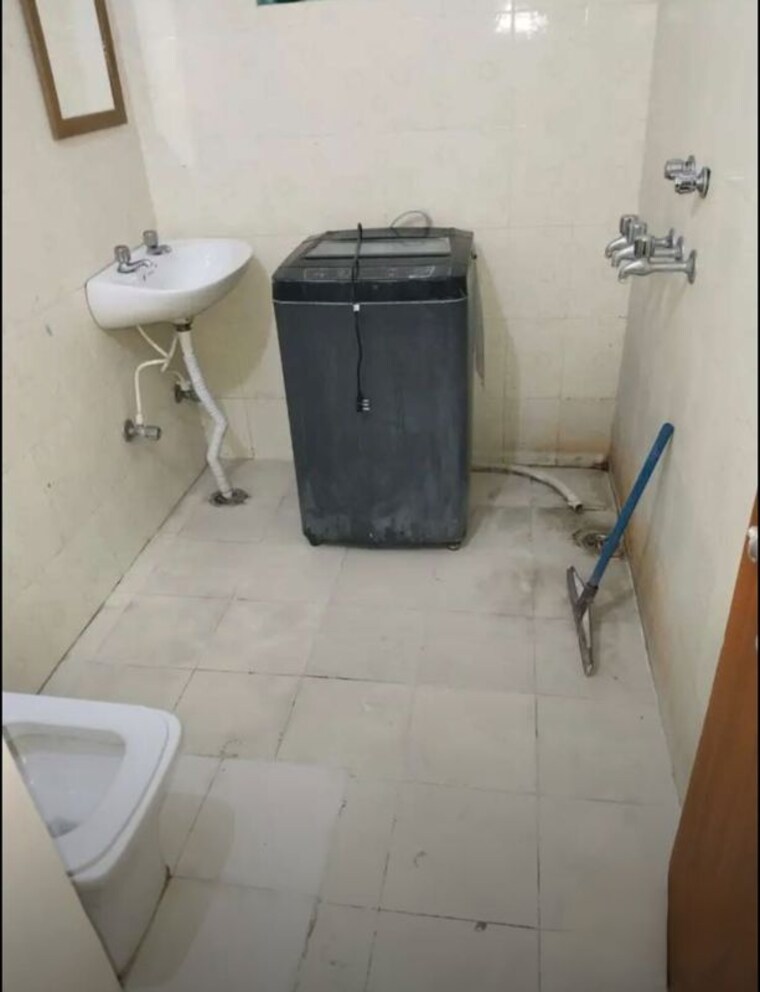 Bathroom, nehru-enclave 2 Bedroom 1200 Sq.Ft. Apartment In Gomti Nagar Lucknow 10553651