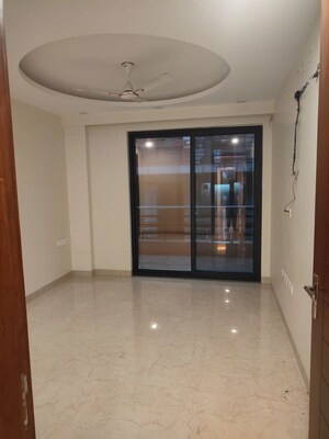 Room in 3 BHK Builder Floor at Sector 14 – for Rent