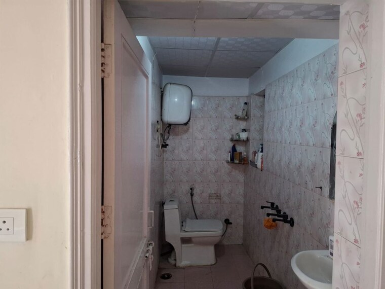 Bathroom, sector 31 3 Bedroom 2000 Sq.Ft. Independent House In Sector 31 Noida 10553693