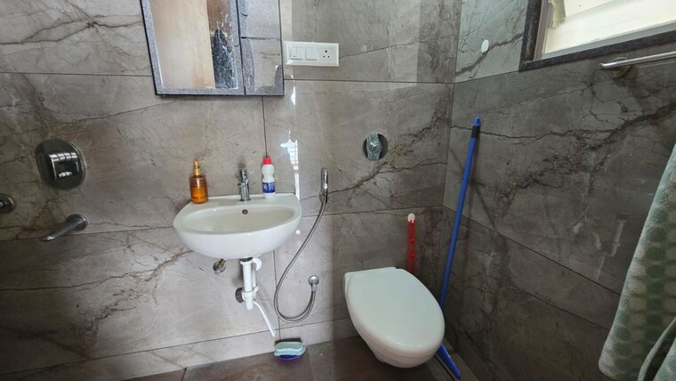 Bathroom, airport road 2 Bedroom 950 Sq.Ft. Apartment In Airport Road Pune 10553723
