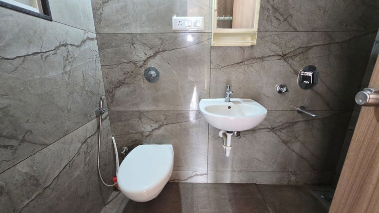 Bathroom, airport road 2 Bedroom 950 Sq.Ft. Apartment In Airport Road Pune 10553723