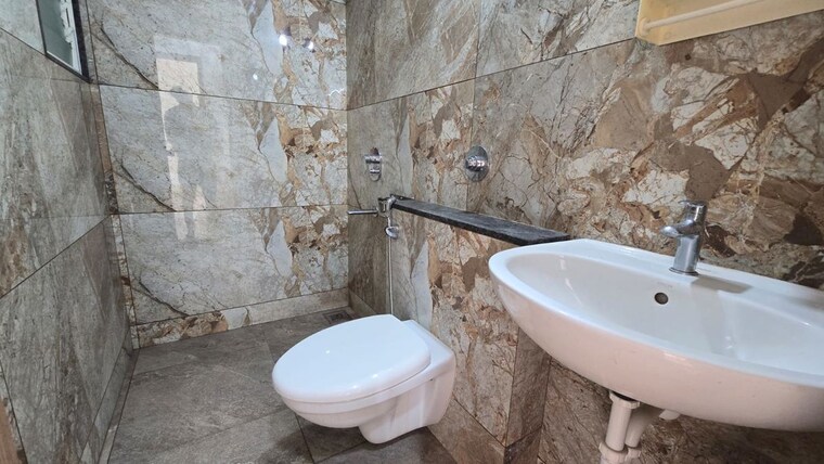 Bathroom, airport road 2 Bedroom 950 Sq.Ft. Apartment In Airport Road Pune 10553723