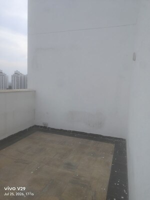 Room in 3 BHK Apartment at Unitech Uniworld Gardens, Sector 47 – for Rent