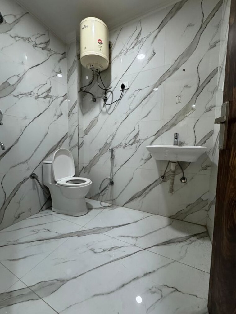 Bathroom, chattarpur 2 Bedroom 850 Sq.Ft. Builder Floor In Chattarpur Delhi 10553755