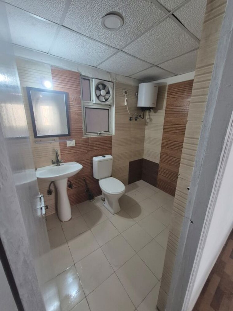 Bathroom, aims-golf-city 2.5 Bedroom 1150 Sq.Ft. Apartment In Sector 75 Noida 10553833