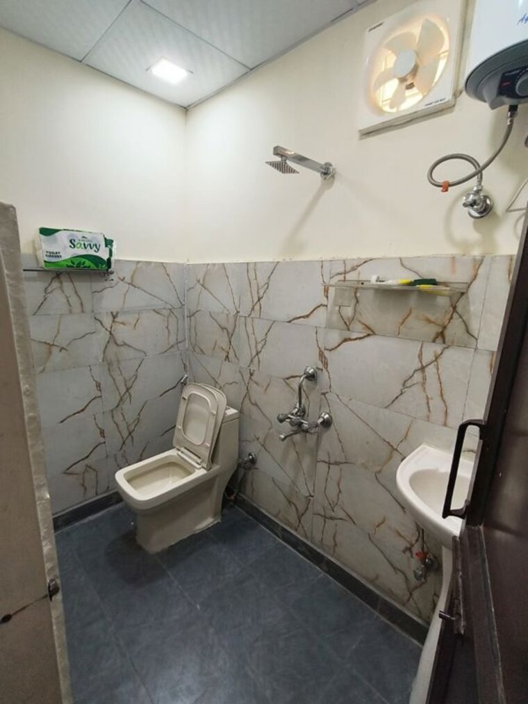 Bathroom, east of kailash 1 RK 600 Sq.Ft. Builder Floor In East Of Kailash Delhi 10553874