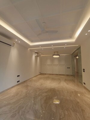 Room in 4 BHK Builder Floor at Kailash Colony – for Rent