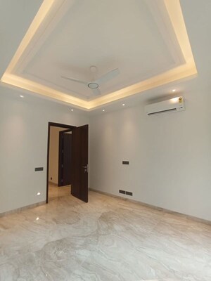 Room in 4 BHK Builder Floor at Kailash Colony – for Rent