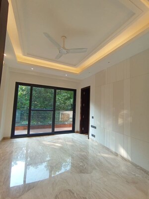 Room in 4 BHK Builder Floor at Kailash Colony – for Rent