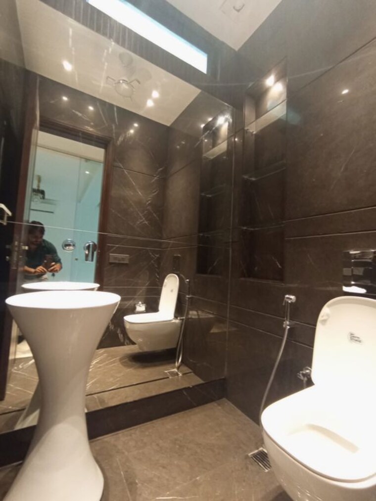 Bathroom, kailash colony 4 Bedroom 5000 Sq.Ft. Builder Floor In Kailash Colony Delhi 10553989
