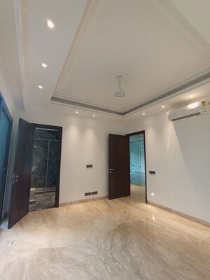 Room in 4 BHK Builder Floor at Kailash Colony – for Rent