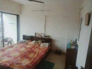 Room in 4 BHK Apartment at Aarey Road – for Rent