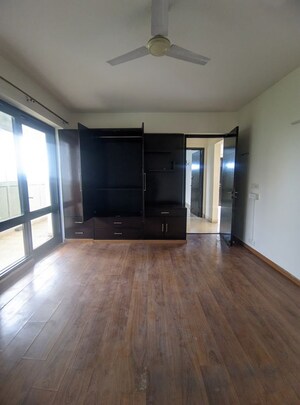 Room in 2 BHK Apartment at Eros Kenwood Tower, Sector 39 – for Sale