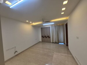Room in 4 BHK Apartment at Safdarjung Development Area – for Rent