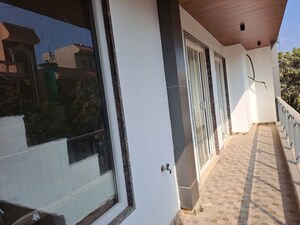 Building Lobby in 3 BHK Builder Floor at Ansal Plaza Sector-23, Sector 23 – for Rent