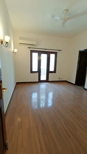 Room in 4 BHK Apartment at Panchsheel Park – for Rent