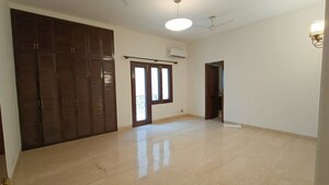 Room in 4 BHK Apartment at Panchsheel Park – for Rent