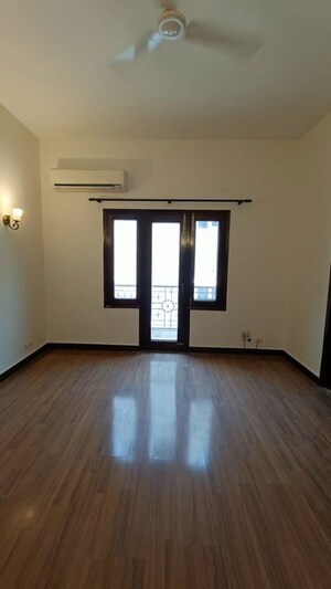 Room in 4 BHK Apartment at Panchsheel Park – for Rent
