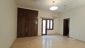 Room in 4 BHK Apartment at Panchsheel Park – for Rent