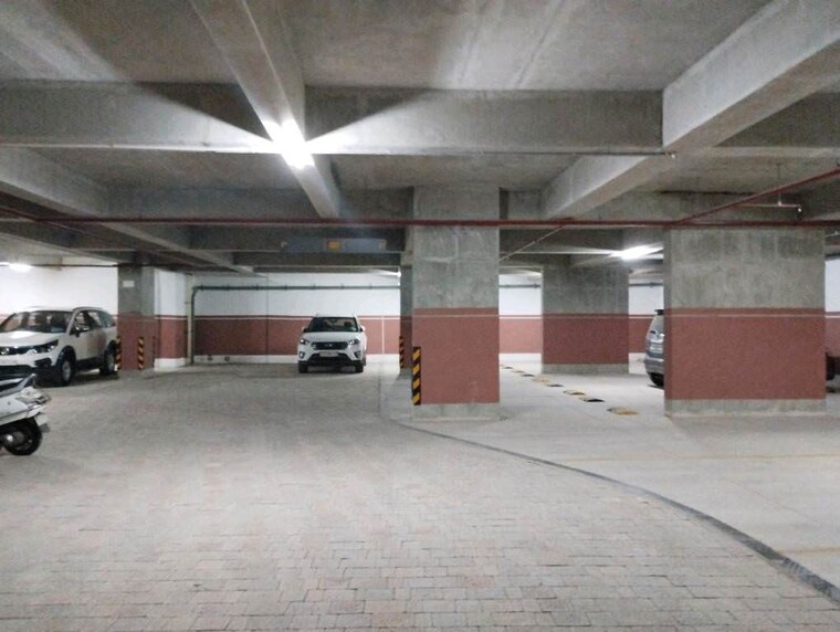 Parking, bodakdev Commercial Office Space 1065 Sq.Ft. In Bodakdev Ahmedabad 10554320