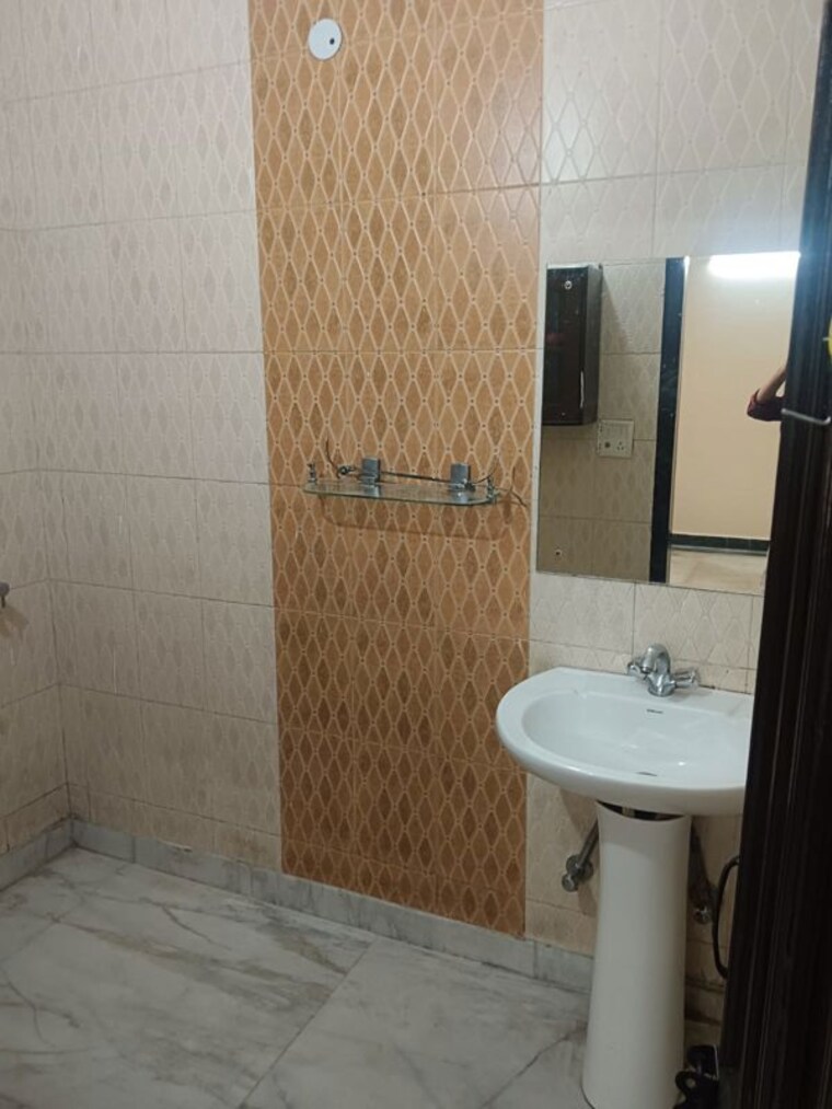 Bathroom, ansal-florence-residency 2 Bedroom 950 Sq.Ft. Builder Floor In Sector 57 Gurgaon 10554394