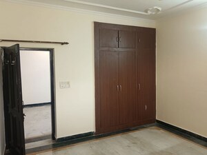 Room in 2 BHK Builder Floor at Ansal Florence Residency, Sector 57 – for Rent