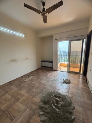 Room in 2.5 BHK Apartment at Himalaya Pride, Tech Zone 4 Greater Noida – for Sale