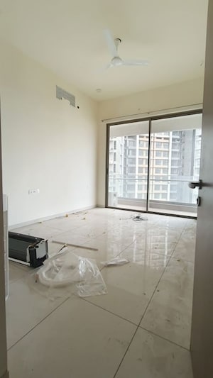 Room in 3 BHK Apartment at Prestige Siesta, Mulund West – for Rent