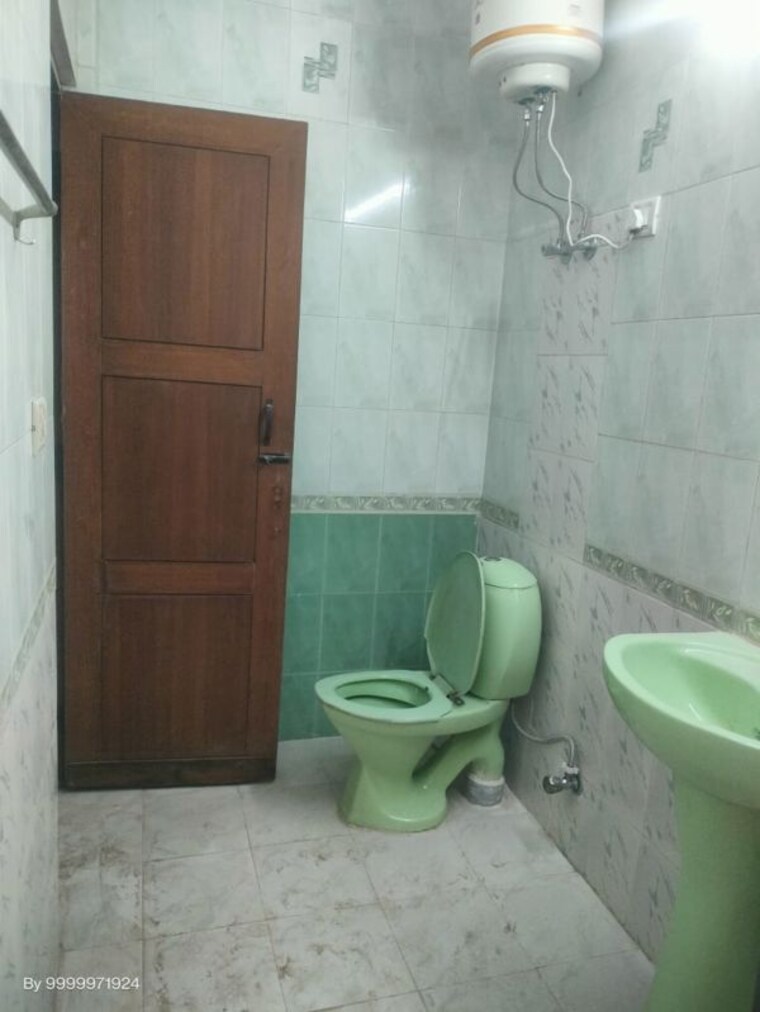Bathroom, cghs-sahyog-apartments 2 Bedroom 1400 Sq.Ft. Apartment In Sector 56 Gurgaon 10423131