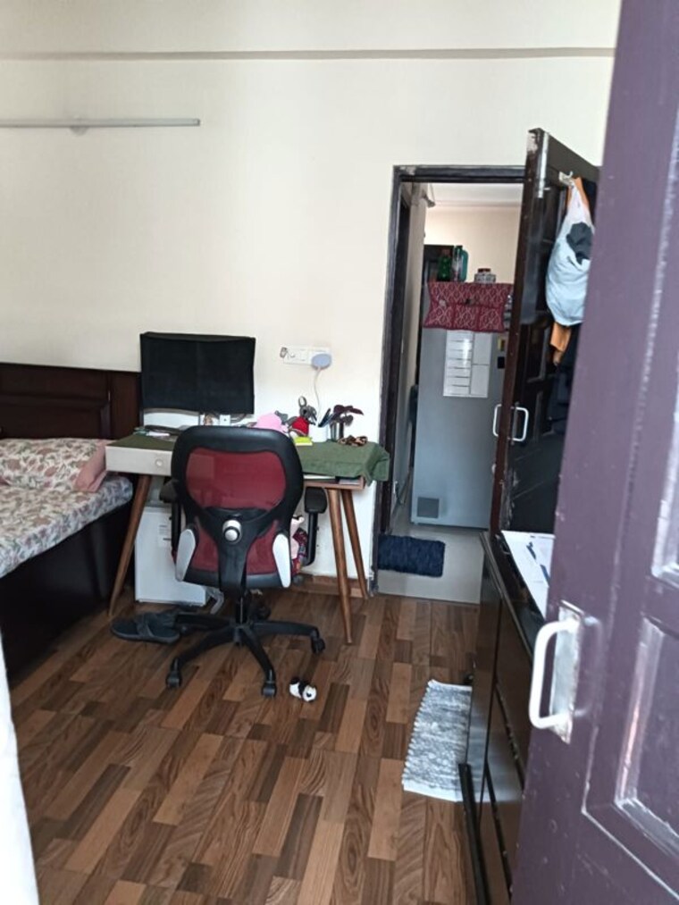 Gym, cghs-hewo-apartments 3 Bedroom 1400 Sq.Ft. Apartment In Sector 56 Gurgaon 10313078