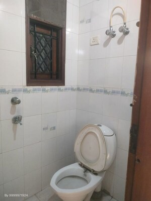 Bathroom in 3.5 BHK Apartment at Oasis Apartments, Sector 55 – for Rent