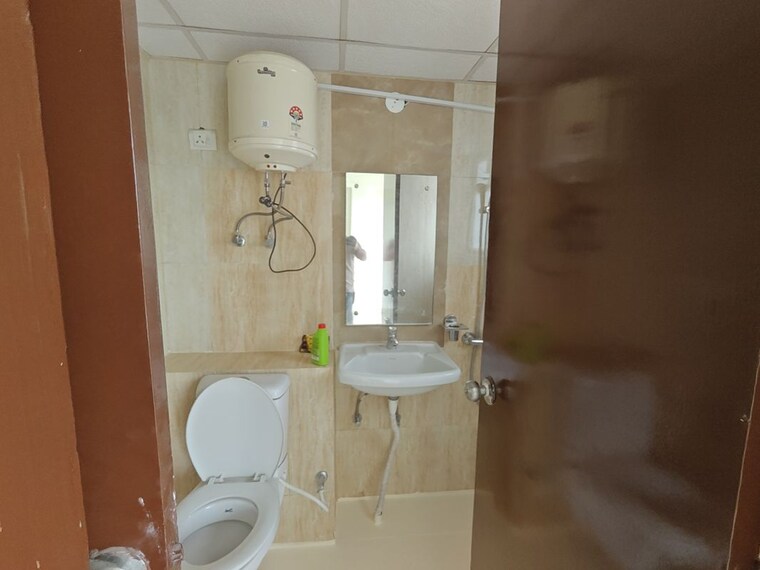 Bathroom, sector 84 2.5 Bedroom 1450 Sq.Ft. Apartment In Sector 84 Gurgaon 10555079