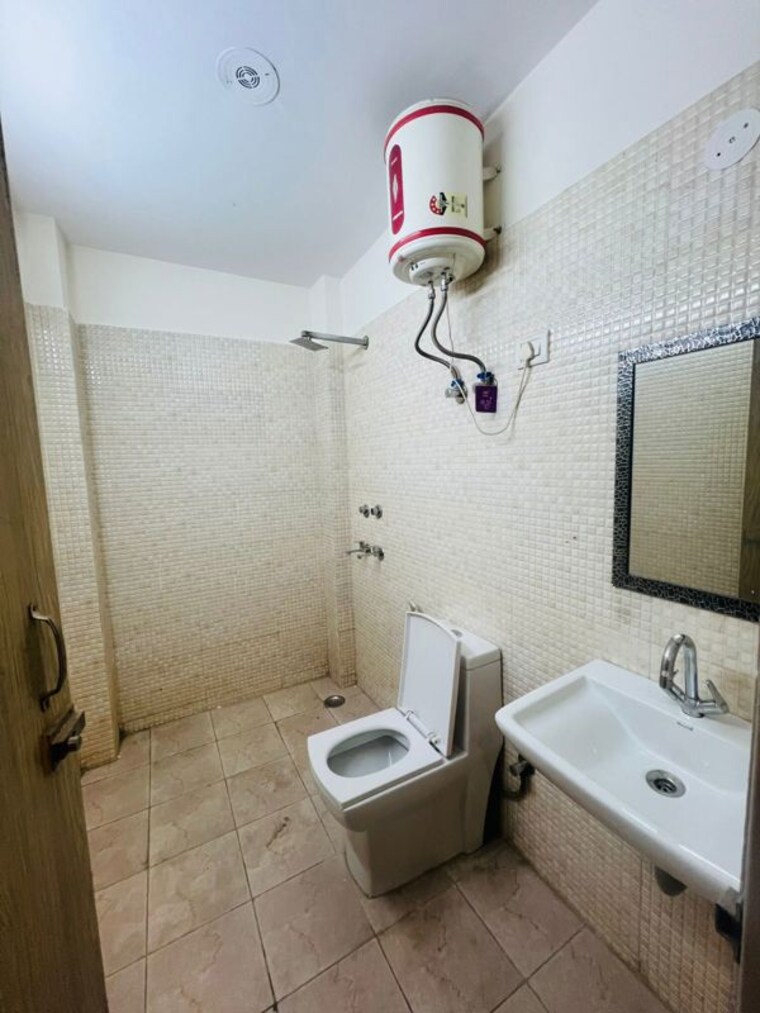 Bathroom, ansal-sushant-shopping-arcade 1 RK 460 Sq.Ft. Builder Floor In Sector 27 Gurgaon 10555083