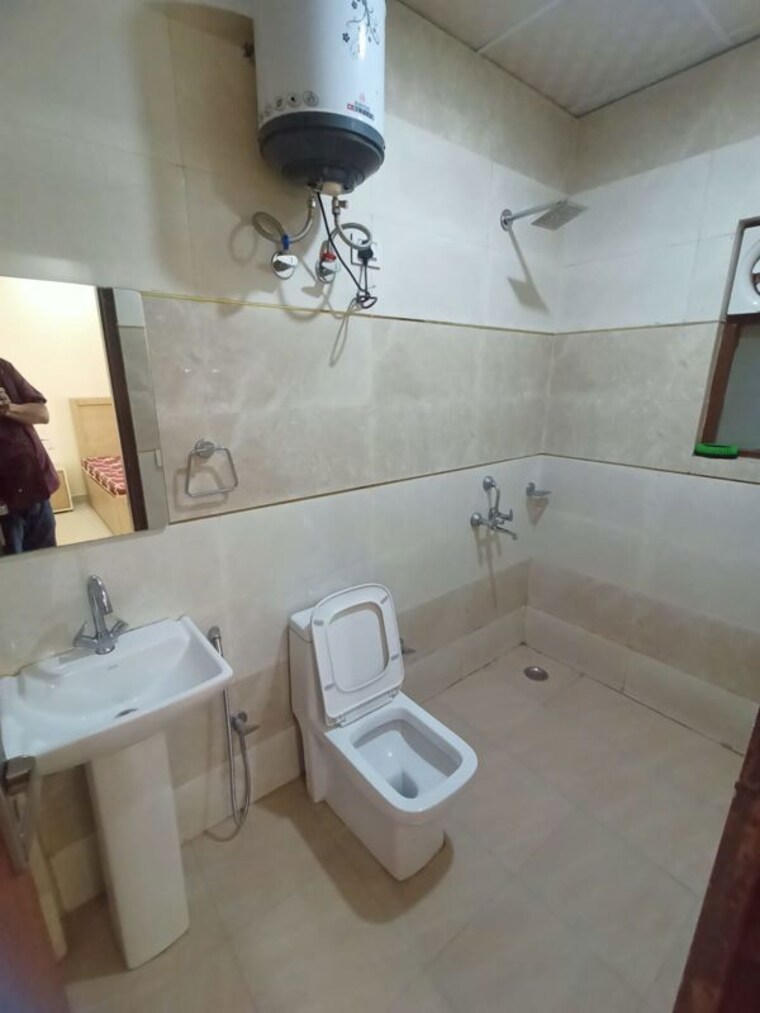 Bathroom, ansal-sushant-shopping-arcade 1 RK 460 Sq.Ft. Builder Floor In Sector 27 Gurgaon 10555083