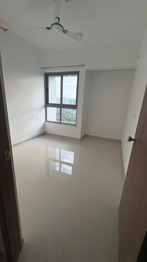 Room in 2 BHK Apartment at Kalpataru Paramount A, Thane West – for Rent