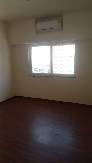 Room in 2 BHK Apartment at Puravankara Silversands, Mundhwa – for Rent