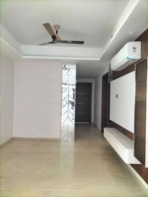 Room in 3.5 BHK Apartment at Mahagun Mezzaria, Sector 78 – for Rent