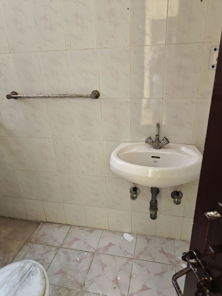 Bathroom, sector 22 2 Bedroom 1350 Sq.Ft. Builder Floor In Sector 22 Gurgaon 10555212