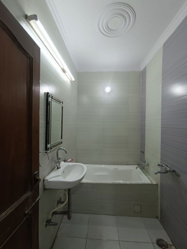 Bathroom, sector 4 2 Bedroom 1245 Sq.Ft. Independent House In Sector 4 Gurgaon 10555284