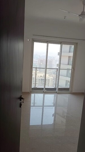 Room in 2 BHK Apartment at JP Decks, Goregaon East – for Rent