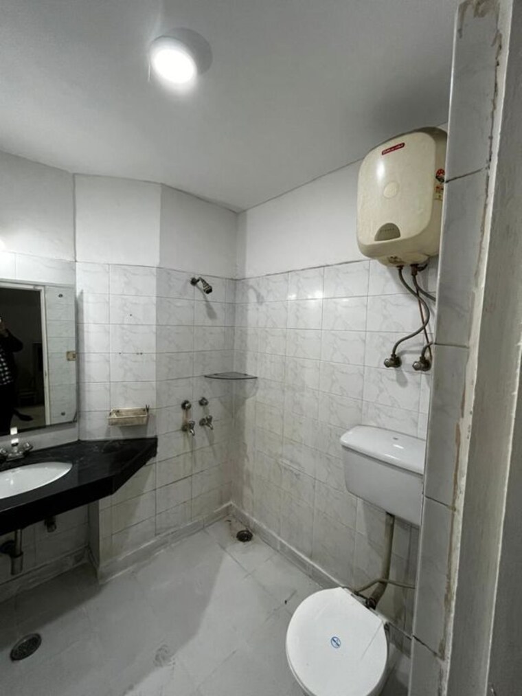 Bathroom, sushant lok ii 3 Bedroom 1800 Sq.Ft. Apartment In Sushant Lok ii Gurgaon 10555230