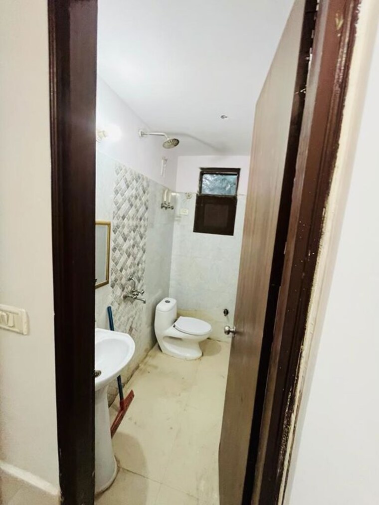 Bathroom, east of kailash 2 Bedroom 980 Sq.Ft. Builder Floor In East Of Kailash Delhi 10555282