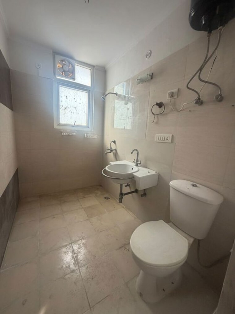 Bathroom, c-dot-co-operative-group-housing-society 2 Bedroom 1350 Sq.Ft. Apartment In Sector 56 Gurgaon 10555330