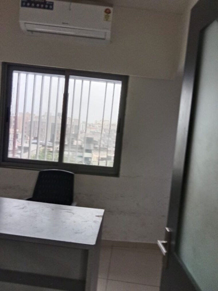 Room, navrangpura Commercial Office Space 1150 Sq.Ft. In Navrangpura Ahmedabad 10555366
