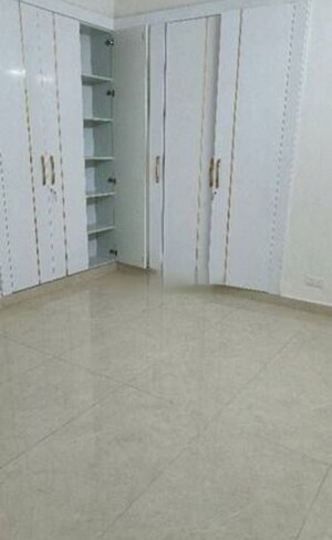 Room in 3 BHK Apartment at Experion Capital, Gomti Nagar – for Rent